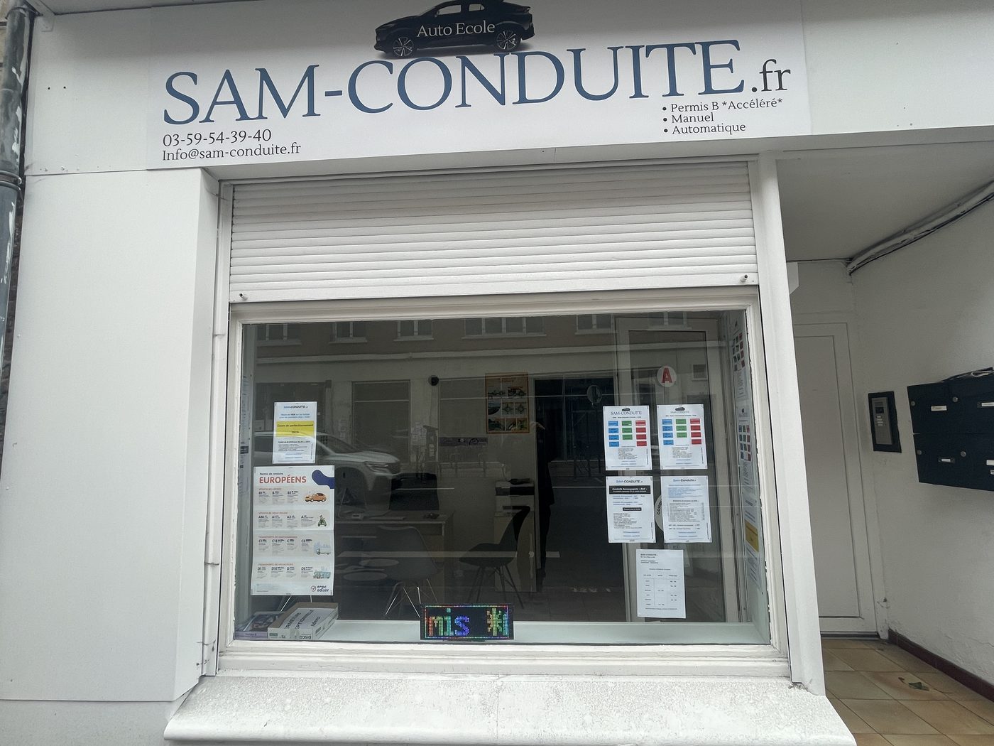 Devanture de l'auto-école SAM CONDUITE, 62 rue d'Isly à Lille